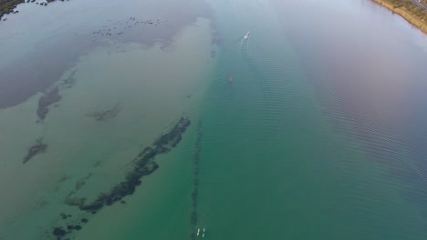 vista aérea de botes y kayaks en el río barwon cerca de barwon heads, victoria australia
