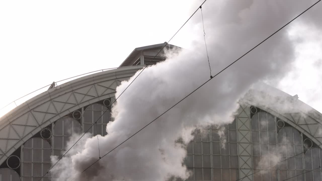 철도의 증기 기관차의 증기 파이프. 증기 기관 차의 공장 파이프