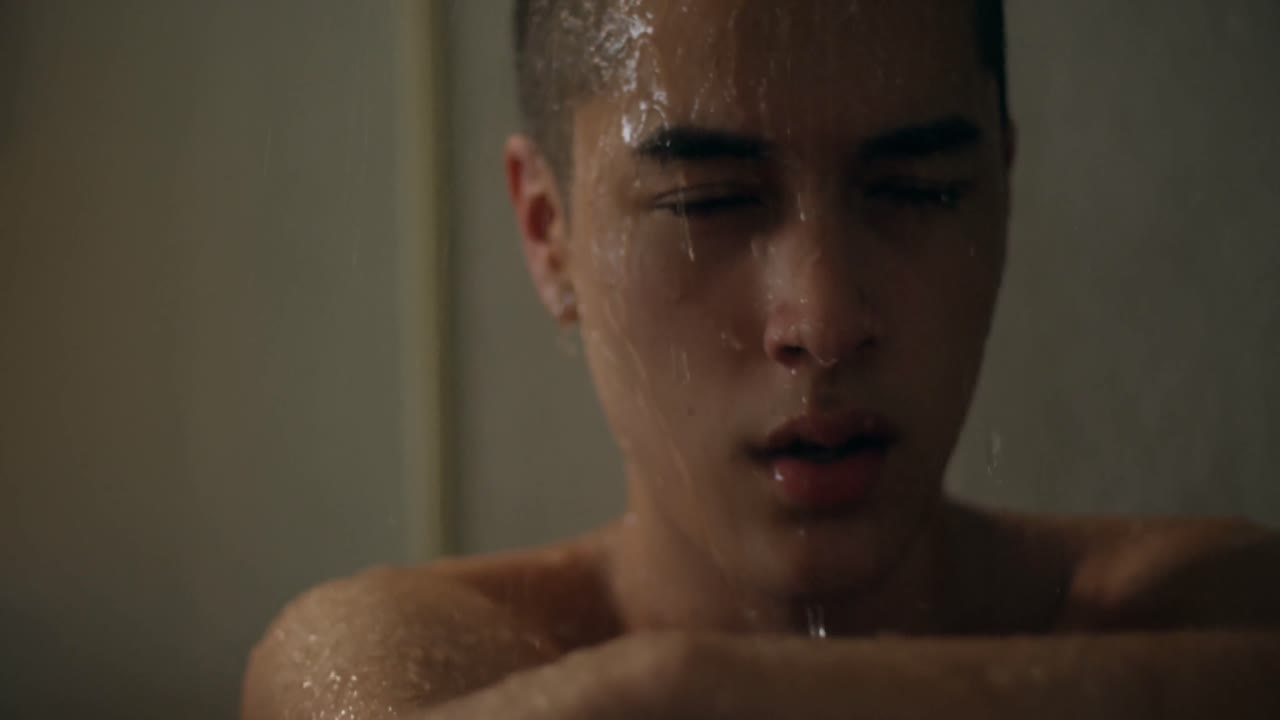 집의 욕실에서 목욕하는 남자 4k