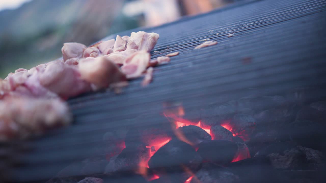 ⁇ 고기 와  ⁇ 은 고추 를  ⁇ 고 석탄 과 불 을  ⁇ 고 있는 바-베-크