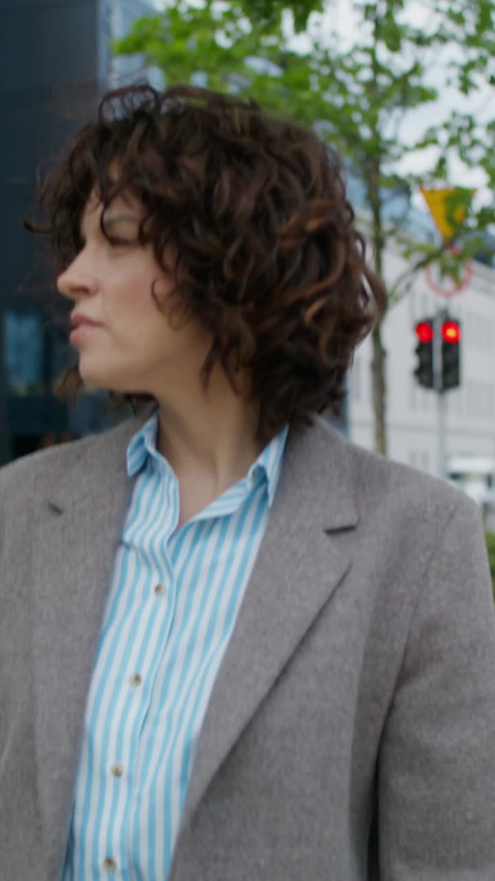 mujer en la calle de la ciudad