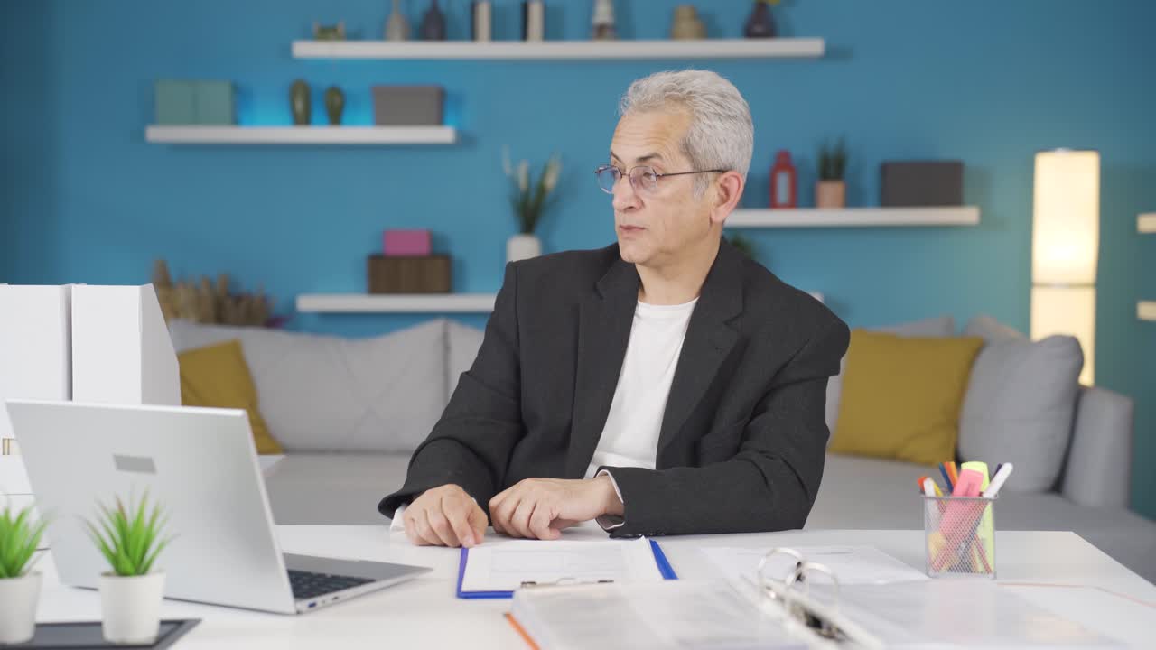 el hombre que trabaja en la oficina no quiere trabajar.