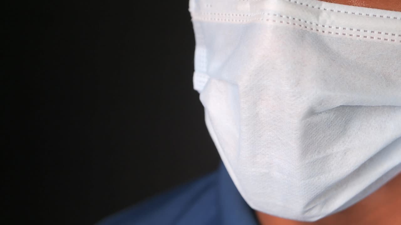 얼굴 마스크를 착용한 사람