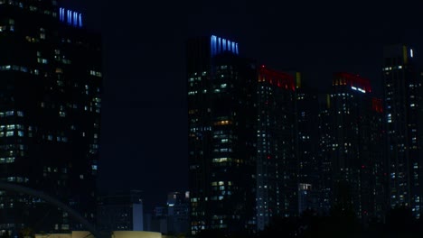 Night-city-town-urban-park-with-architecture-and-buildings-with-skyscrapers-and-lights-outdoors-on-the-street