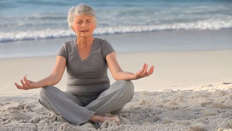Ältere-Frau,-Die-Yoga-Macht