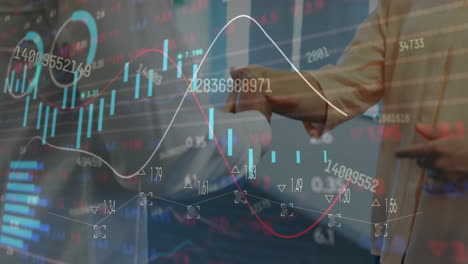 animación de gráficos, números cambiantes y tablero de negociación sobre compañeros de trabajo caucásicos estrechando la mano
