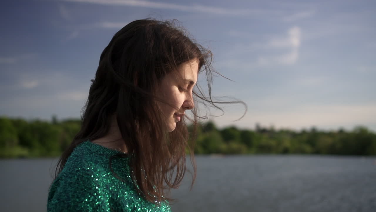 портрет модной и красивой итальянской модели, гуляющей в спокойном парке в мерцающем свитере в лондоне, соединенное королевство