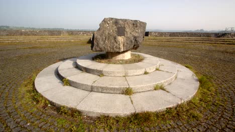 tiro ancho de la escultura de piedra de la placa de apertura decorativa en el agua de carsington área de observación cubierta de vegetación con la torre de la válvula de agua, dibujar la torre en el fondo