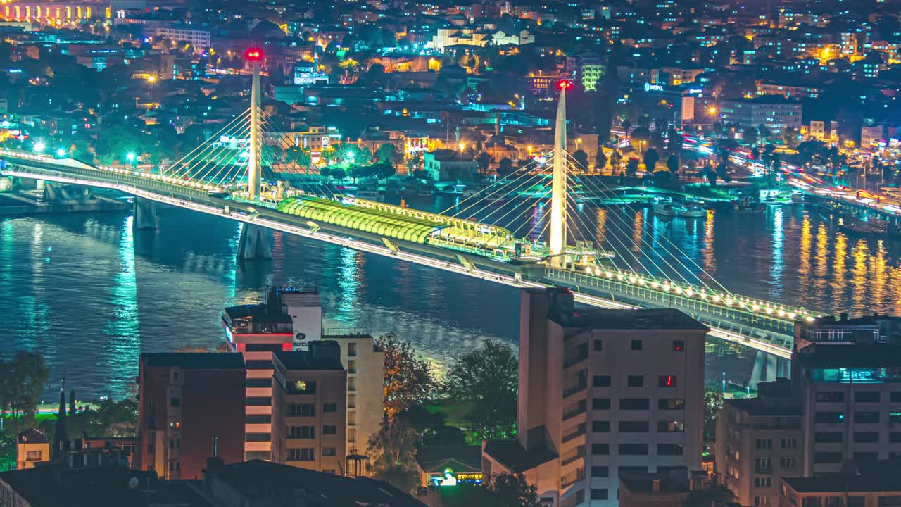 터키 이스탄불에서 밤에 아타르크 다리, 메트로 다리, 골든 호른.