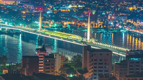 el puente ataturk, el puente del metro y el cuerno de oro por la noche en estambul, turquía.