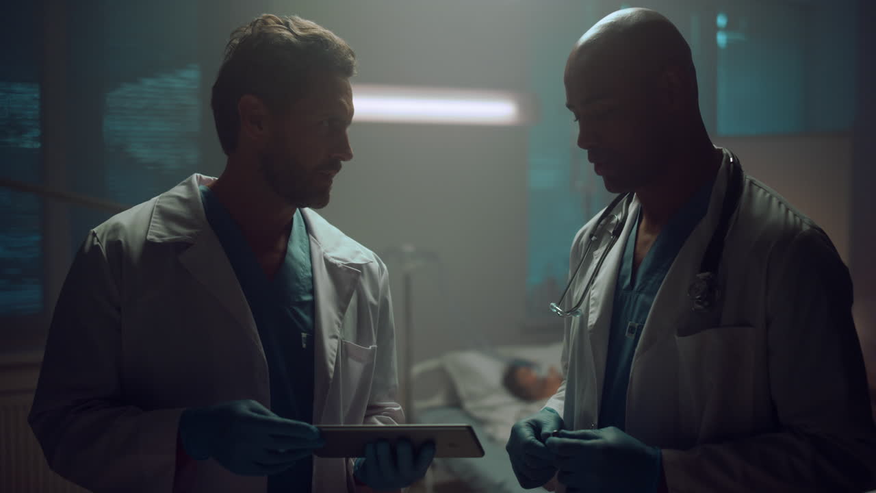 태블릿 병원에서 환자 기록 분석을 논의하는 두 명의 의사의 초상화.