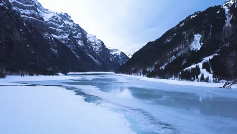 Schönes-Tal-In-Der-Schweiz-Mit-Einem-Eisigen-See