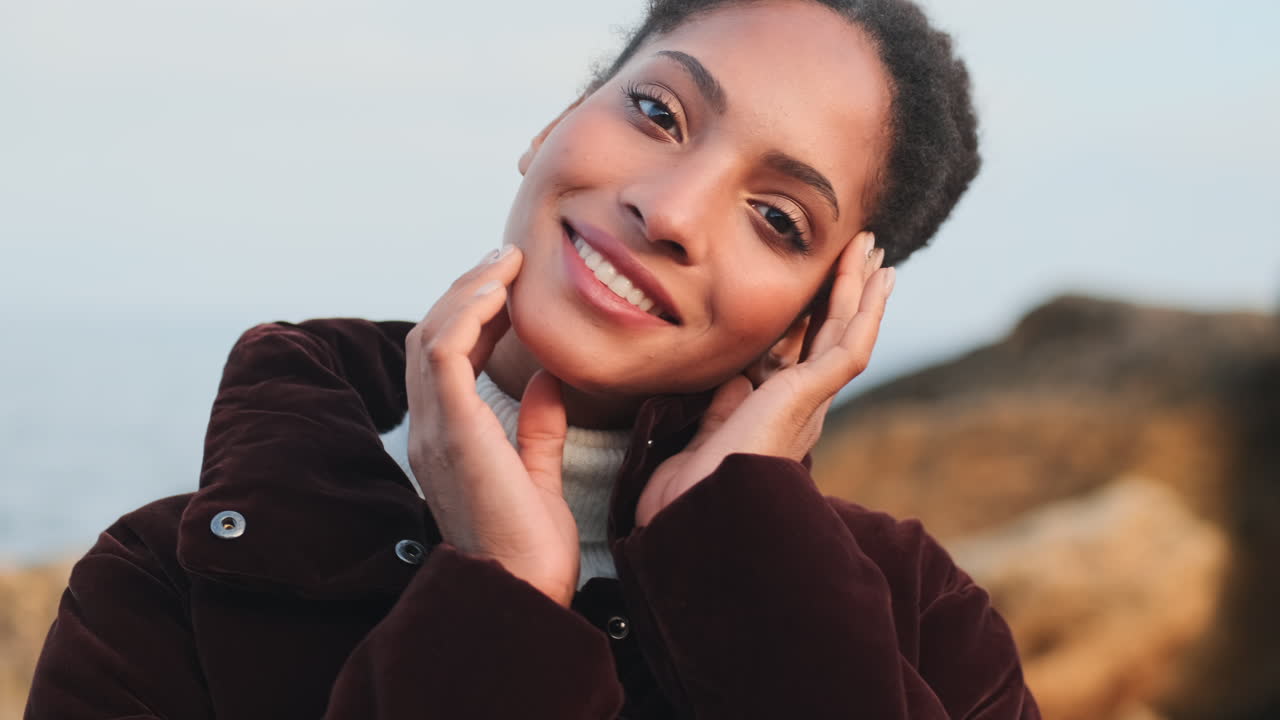 una chica afroamericana sonriente mirando a la cámara.