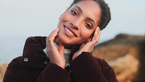 Niña-Afroamericana-Sonriente-Mirando-A-La-Cámara.