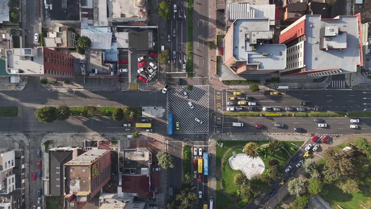Video timelapse con dron de vista aérea del tráfico matutino en hora punta en Quito, Ecuador, Sudamérica.