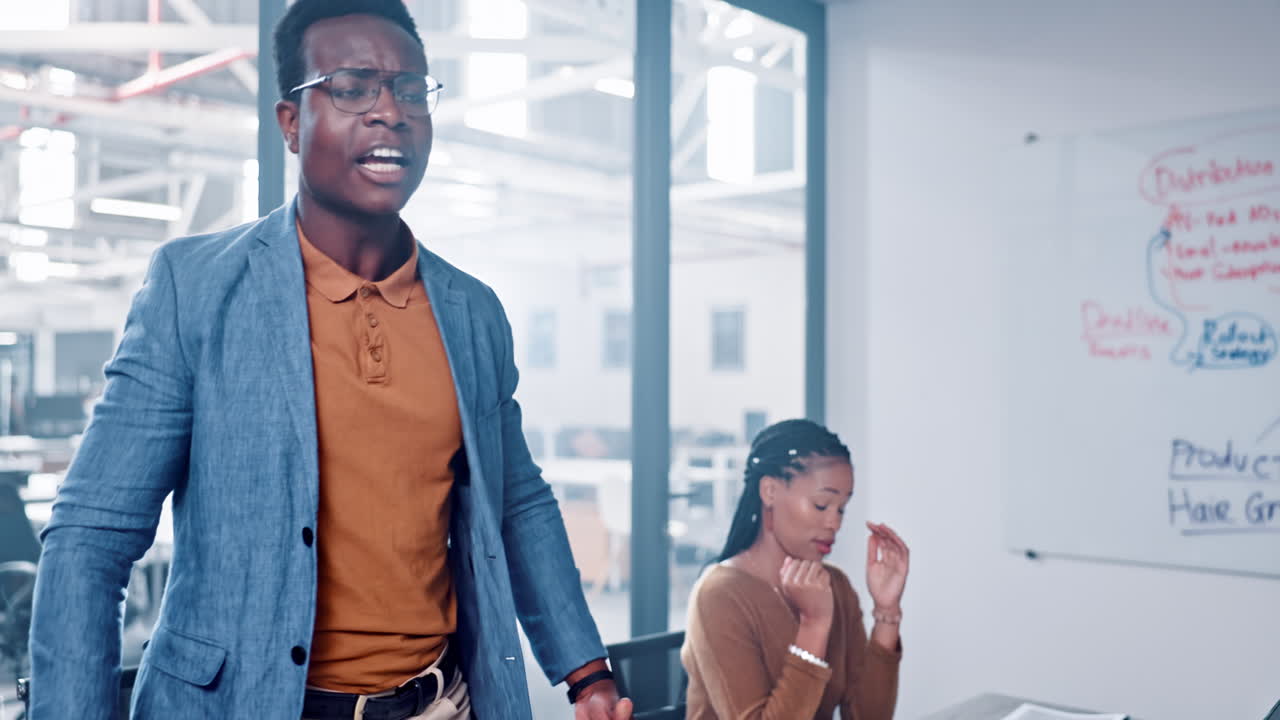 equipo, ira o gente de negocios tiran papel por encima