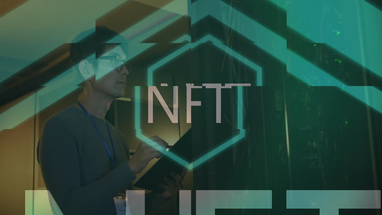 animación de texto nft sobre trabajador masculino asiático en la sala del servidor