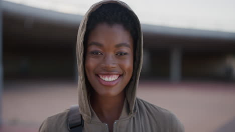 Primer-Plano-Retrato-Hermosa-Joven-Afroamericana-Riendo-Feliz-Usando-Capucha-Disfrutando-De-Un-Estilo-De-Vida-Urbano-Independiente-Serie-De-Personas-Reales