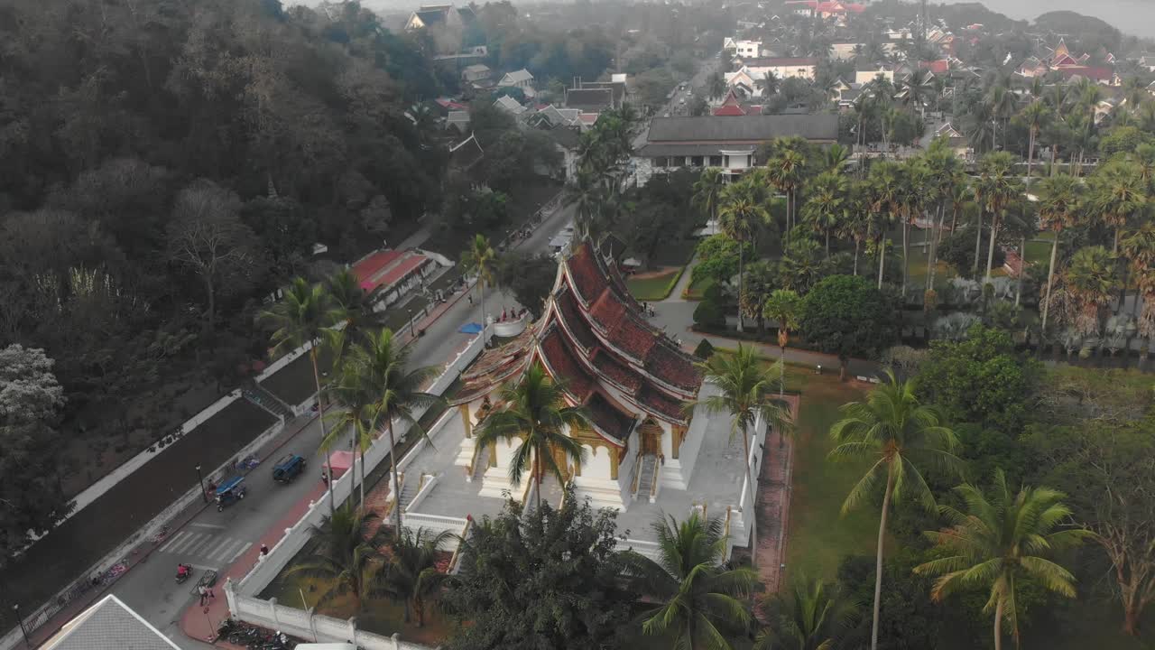Candi Buddha Wat Xiengthong di Luang Prabang saat matahari terbit, tampilan udara.