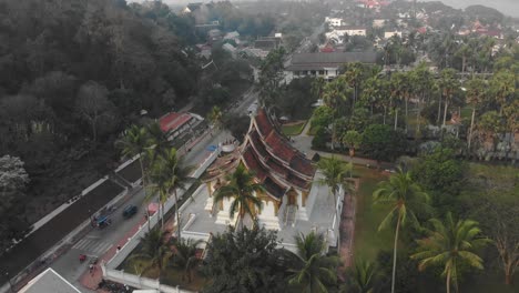 el templo budista de wat xiengthong en luang prabang durante el amanecer, aéreo