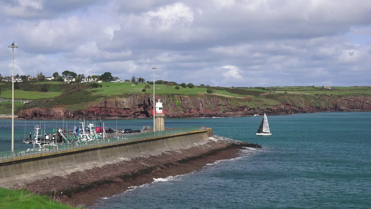 el yate waterford dunmore east regresa al puerto después de competir en el estuario de waterford por la mañana de otoño.