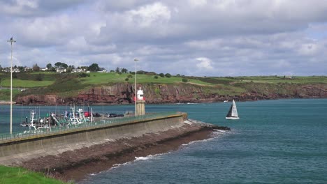 el yate waterford dunmore east regresa al puerto después de competir en el estuario de waterford por la mañana de otoño.