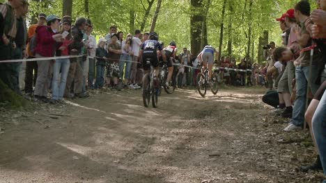 los ciclistas corren mientras una multitud observa 1