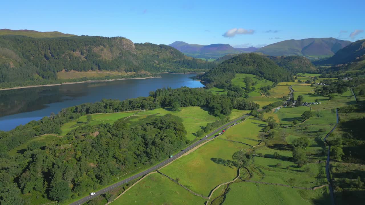 영국 의 레이크 디스트릭트 에 있는  ⁇ 어미어 에서  ⁇ 빛 이 넘치는 여름 아침 에 호수, 산 과  ⁇ 비는 도로 가 있는 초록색 계곡