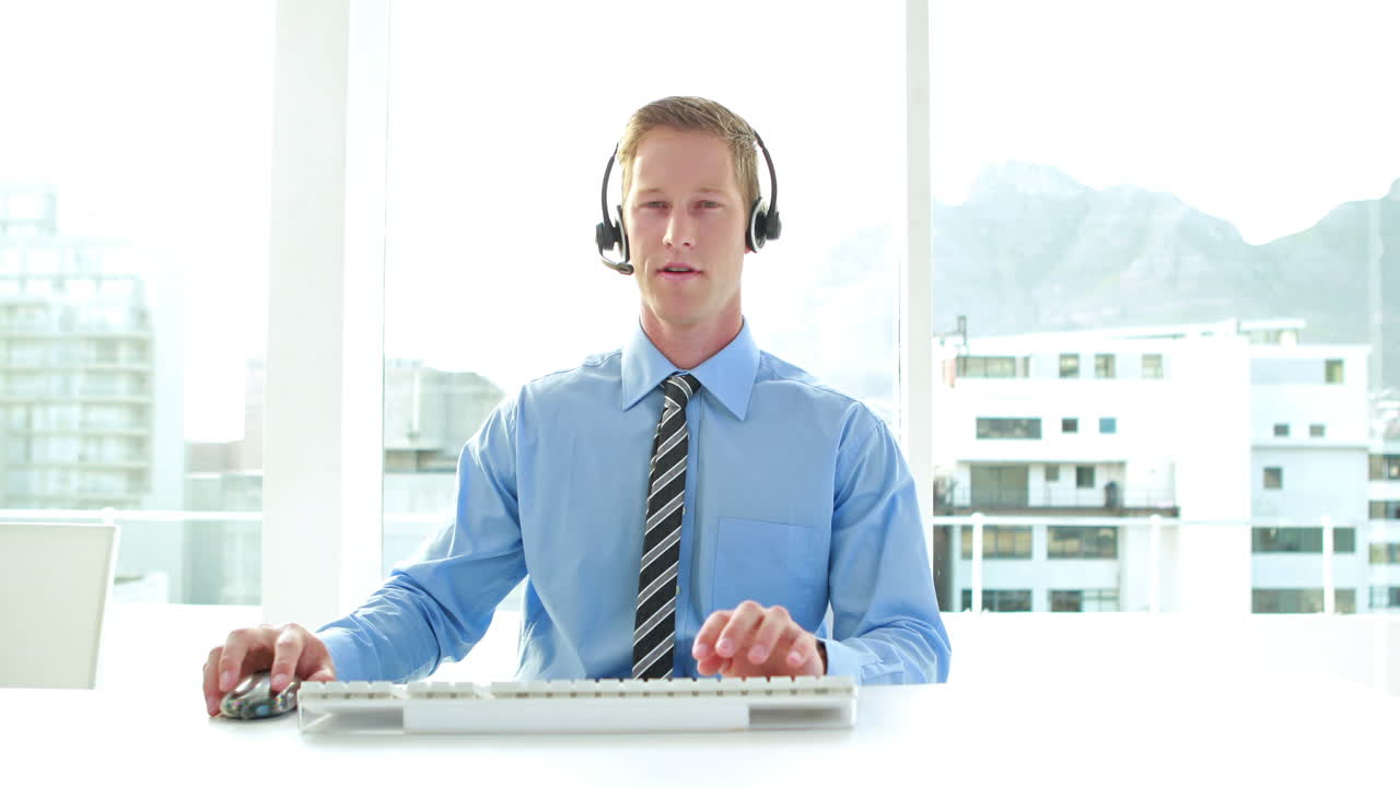 Forretningsmand taler i telefon med headset i et callcenter