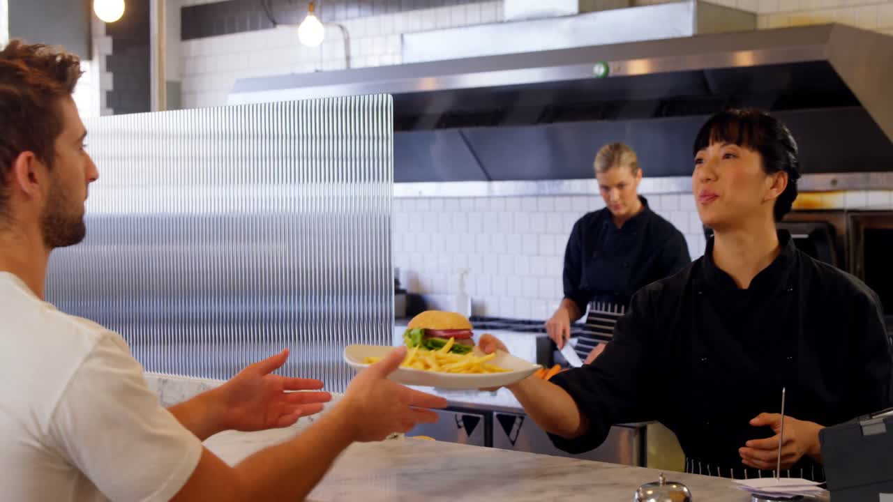 4k 고객에게 음식을 제공하는 웨이트리스