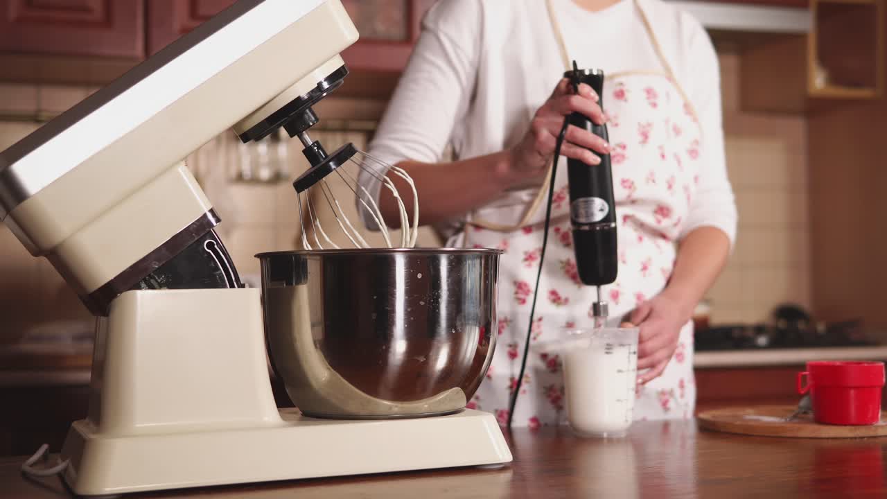 스탠드 서 및 휴대용 서로 베이킹 또는 디저트를 만드는 여성