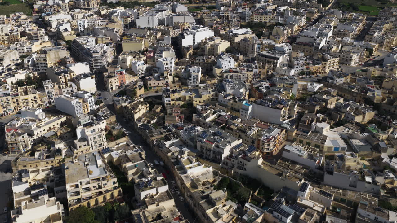 Sorvolo sulla città centrale densamente popolata di Mosta nella regione settentrionale di Malta. Ripresa aerea con drone