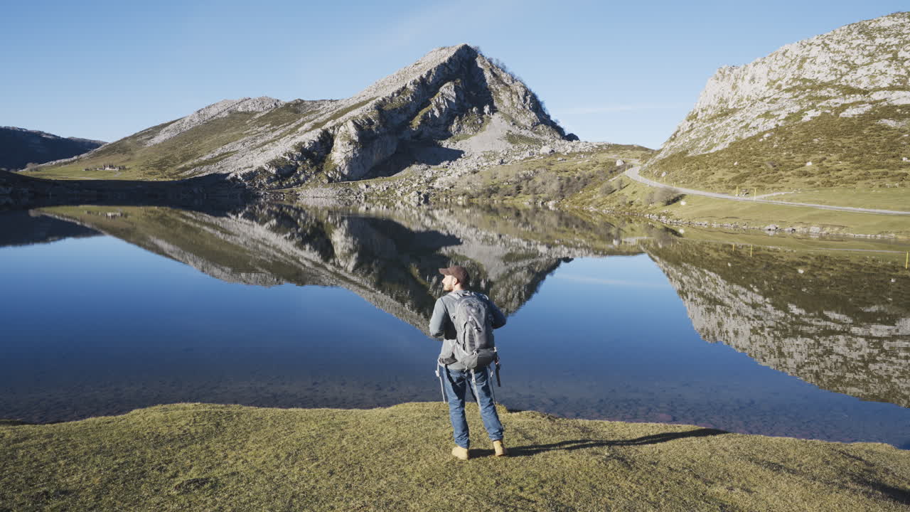 viajero del mundo mochilero caminando senderismo en las pintorescas montañas paisaje en asturias, covadonga enol españa