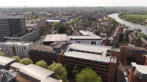 Municipio-De-Kingston-En-La-Orilla-Del-Río-Támesis-En-La-Ciudad-De-Londres,-Sobrevolando-La-Vista