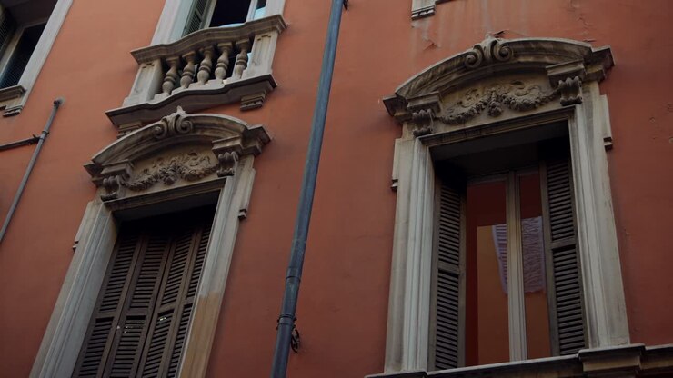 Antica Facciata di Edificio Italiano con Dettagli Ornamentali
