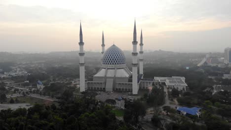 vista aérea de la mezquita del sultán salahuddin abdul aziz o localmente conocida como la mezquita shah alam