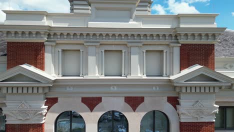 Rising-shot-of-front-of-courthouse-located-in-Clarksville-Tennessee