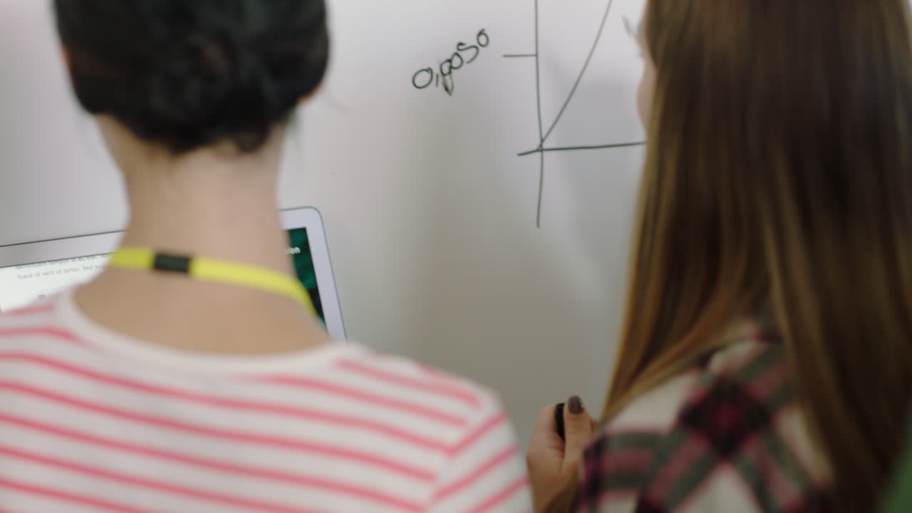 equipo de negocios diverso lluvia de ideas escribiendo ideas creativas en pizarra colaborando en un proyecto de datos de investigación de mercado compartiendo información en una reunión de oficina multiétnica