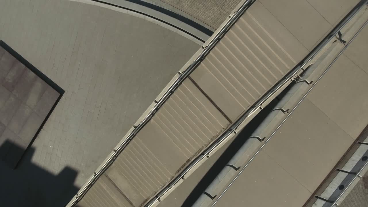 escaleras de hormigón y un puente en una ciudad de europa central