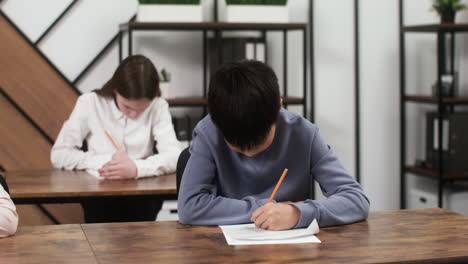 학교에 다니는 학생들