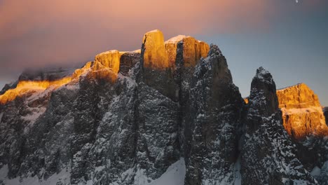 Goldenes-Licht-Auf-Schneebedeckten-Gipfeln-Am-Sellapass-In-Den-Dolomiten