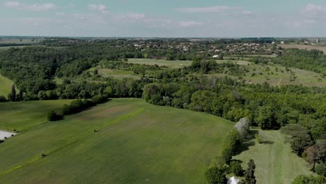 Vista-Aérea-De-Exuberantes-Campos-Verdes-Y-Densos-Bosques-Cerca-De-Las-Afueras-De-Toulouse,-Francia