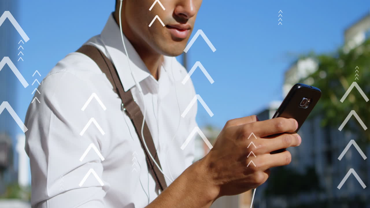 animación de flechas sobre la sección media de un hombre biracial que usa un teléfono inteligente en la ciudad