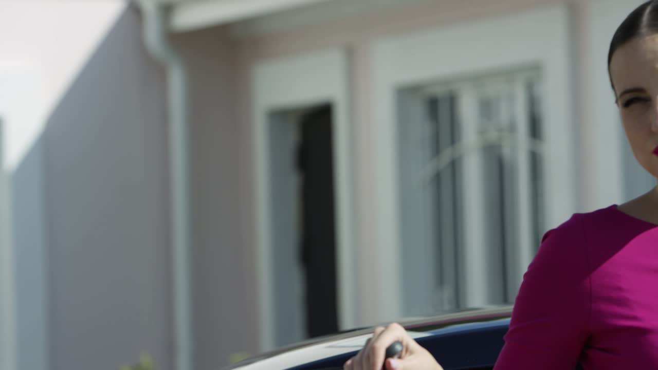 mujer entrando en un coche