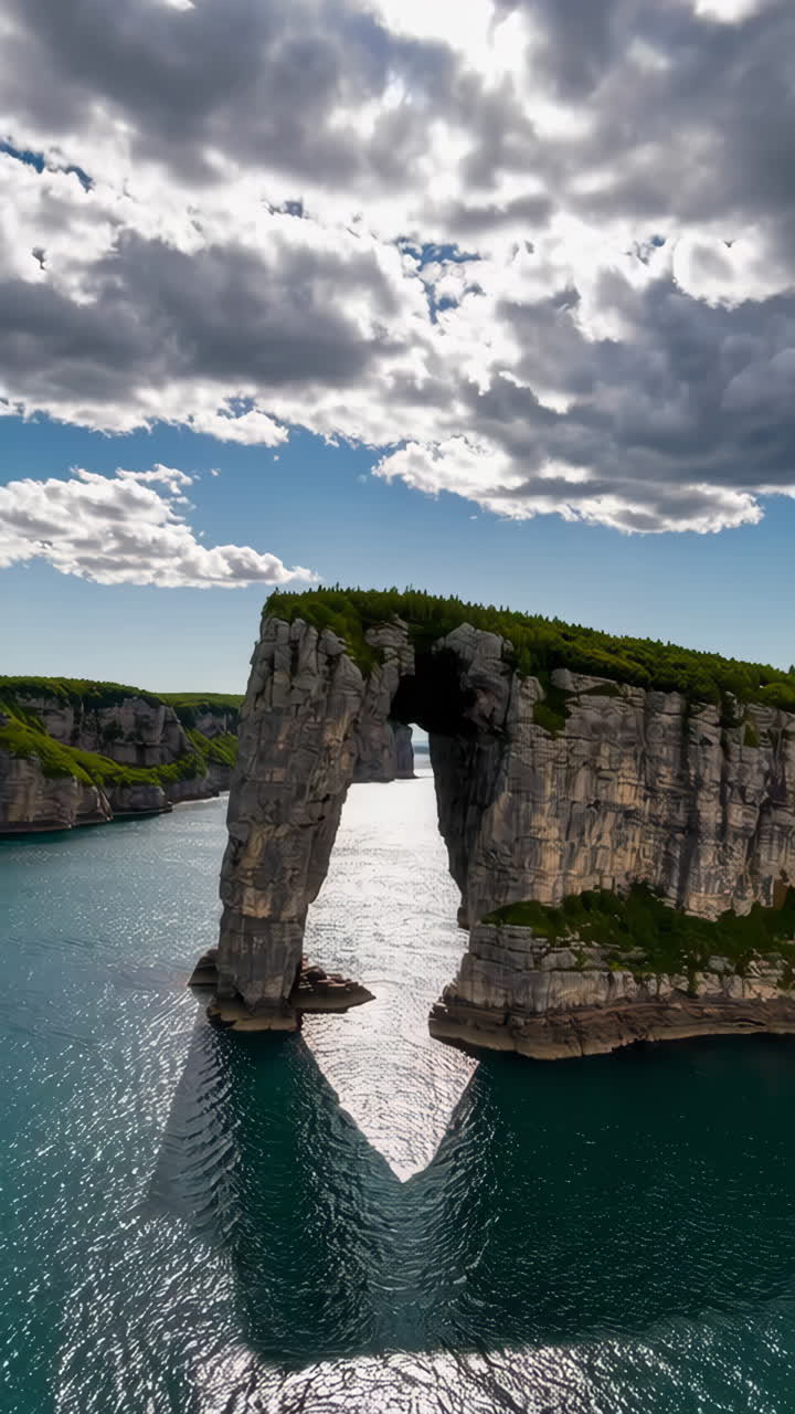 Arco de roca natural en el océano