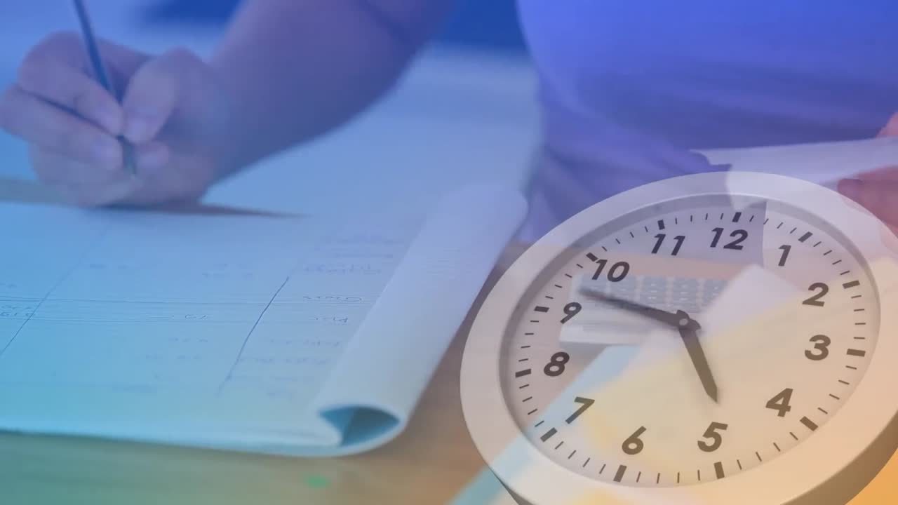 백인 사업가 여성 의 손 위 에 움직이는 시계 의 애니메이션