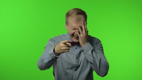 손가락을 가리키고 큰 소리로 웃는 남자, 웃기 좋은 웃음으로 배를 잡고, 농담, 농담