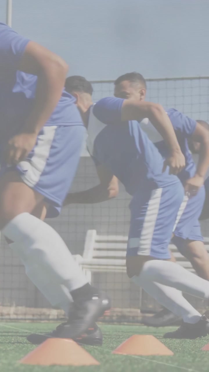 Video vertical: Jugador principal comenzando pasos con conos, liderando al equipo haciendo sprints laterales rápidos para deportes.