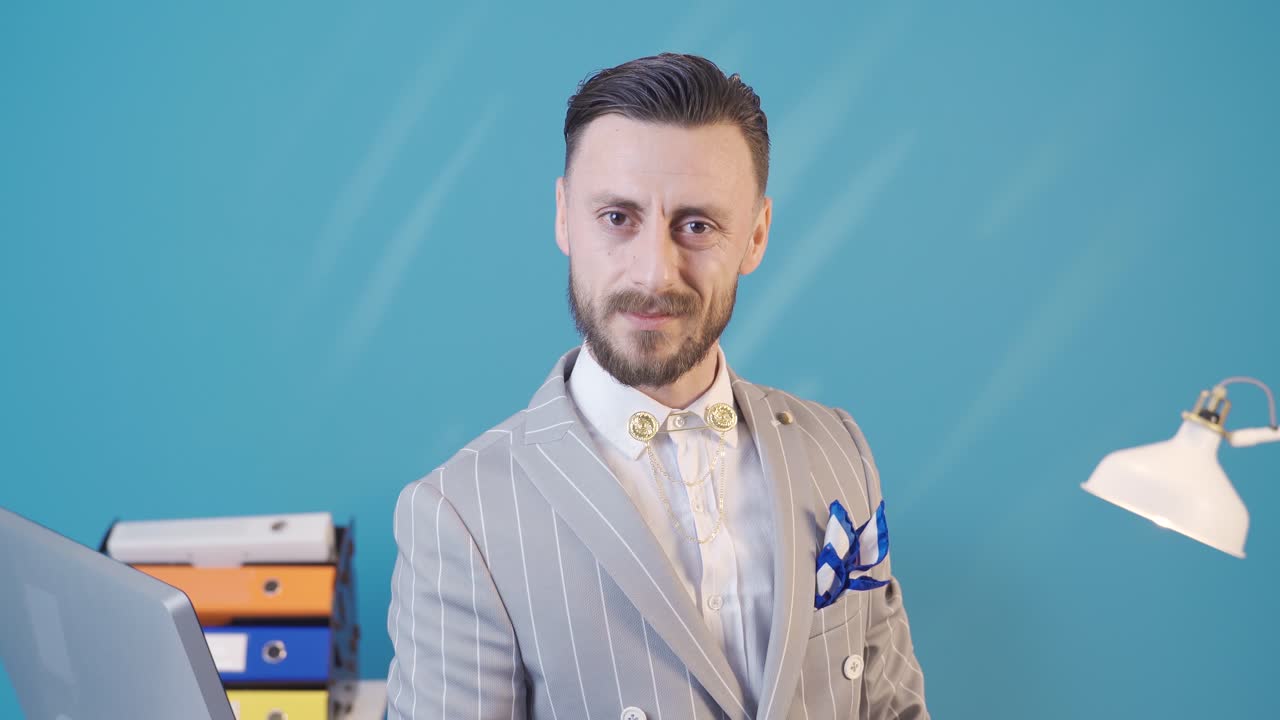 스타일리시한 비즈니스맨이 안경을 벗고 카메라를 쳐다보고 있습니다.