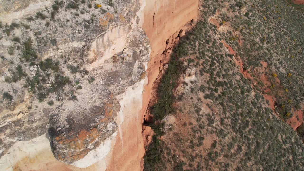 vista aérea del borde de un acantilado en un cañón de postre rojo en teruel, españa